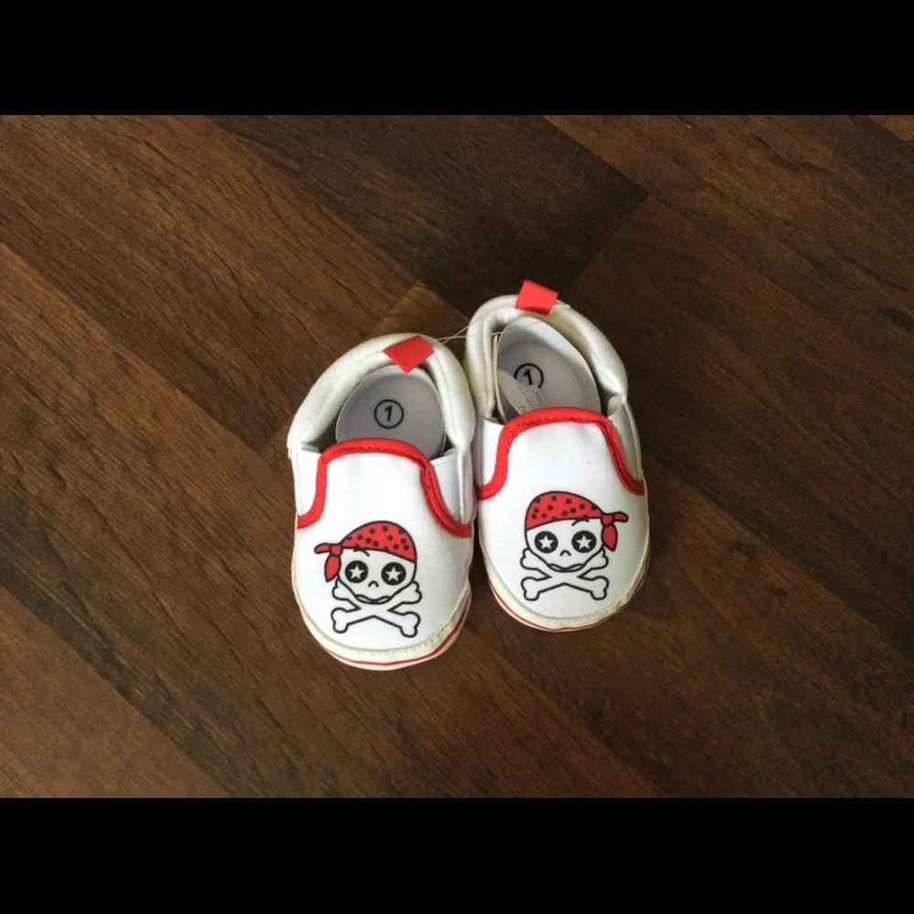 Baby infant boys girl soft booties crib shoes pirates skulls white red 0-3 month